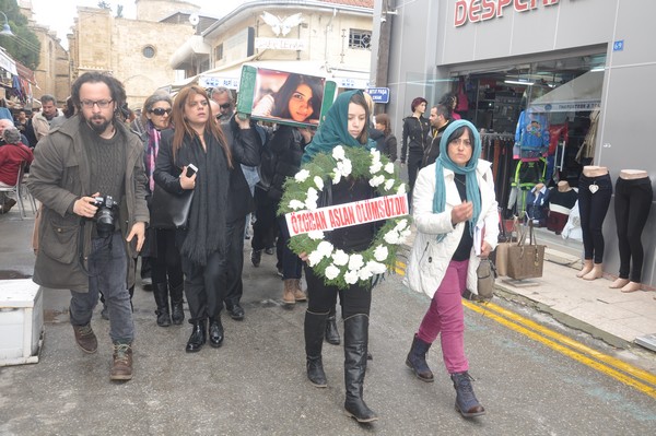 Kıbrıs siyah kıyafetle tecavüzlere tepki gösteriyor.