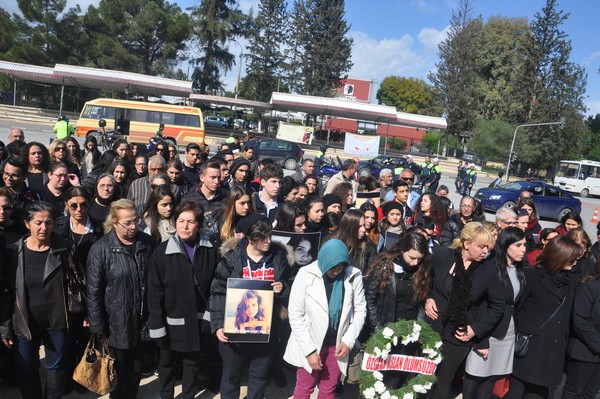 Kıbrıs siyah kıyafetle tecavüzlere tepki gösteriyor.