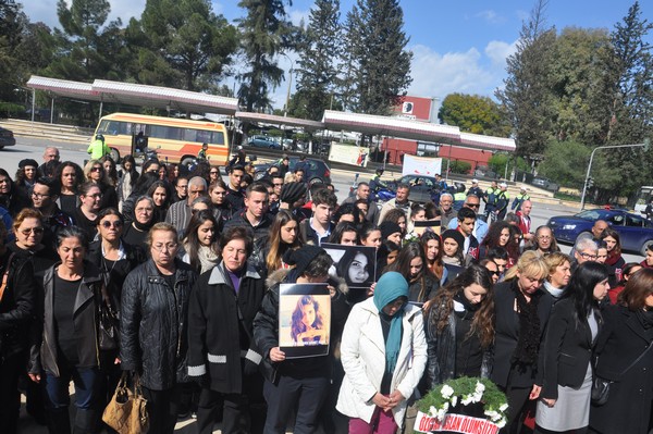 Kıbrıs siyah kıyafetle tecavüzlere tepki gösteriyor.