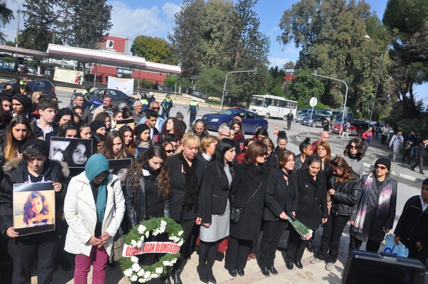 Kıbrıs siyah kıyafetle tecavüzlere tepki gösteriyor.