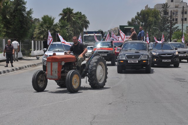 Çiftçiler Lefkoşa'yı kuşattı