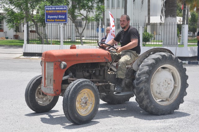 Çiftçiler Lefkoşa'yı kuşattı