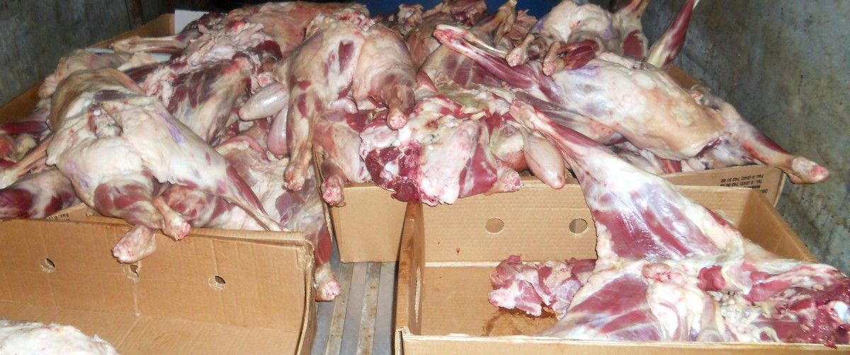 Hamitköy'de bir araçta 513 kilo kaçak sığır eti bulundu.