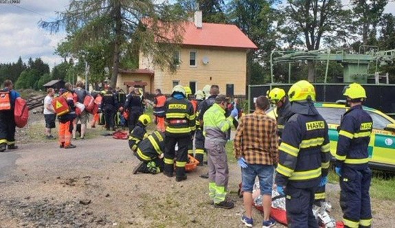 Çekya’da iki yolcu treni kafa kafaya çarpıştı