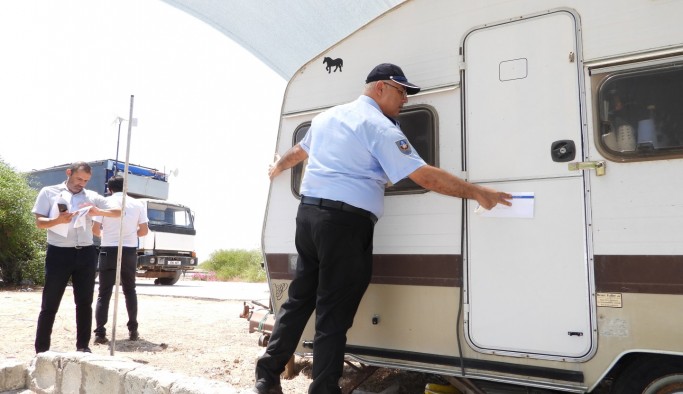 İskele Belediyesi, sınırları içindeki karavanları kaldırtıyor