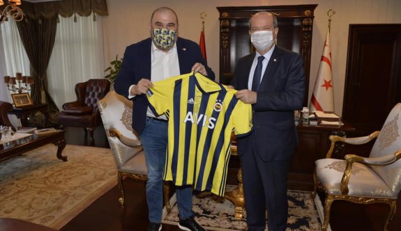 Tatar’a Fener forması hediyesi