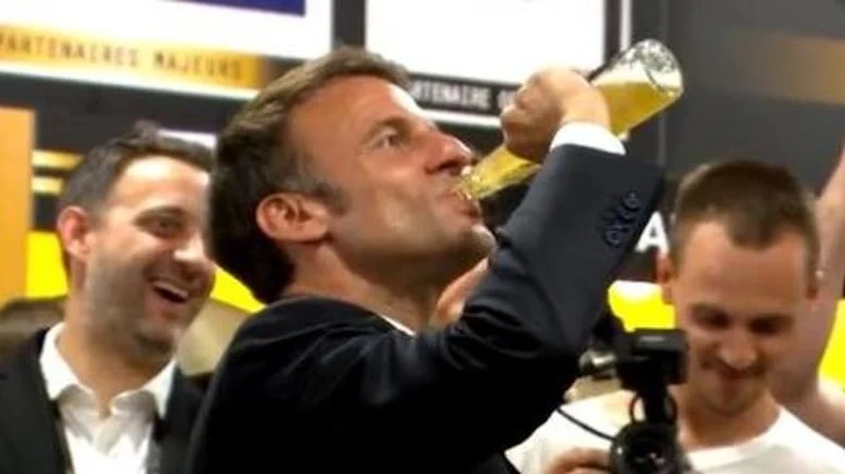 Birayı kafasına diken Macron tartışma yarattı