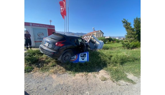 Yoldan çıkan araç ATM makinesine çarptı