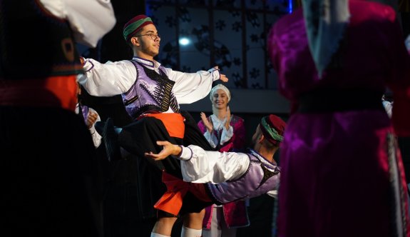 Beyarmudu Belediyesi Halk Dansları Topluluğu Makedonya'da festivalde