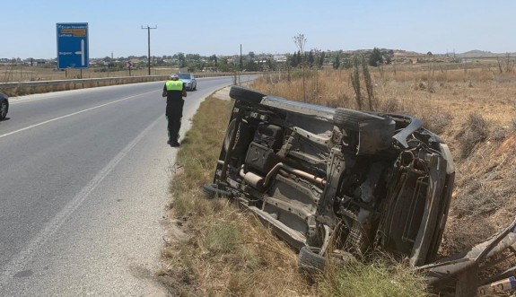 Direksiyon hakimiyetini kaybeden sürücü kaza yaptı