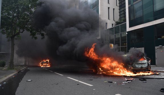 Fransa'daki protestolarda kamusal alanda 871 nokta kundaklandı