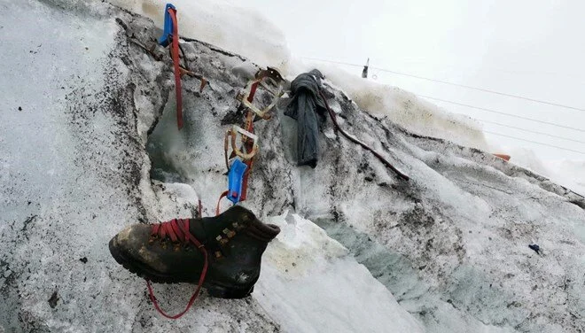 İsviçre'de eriyen dağ buzulunda kayıp dağcının kalıntıları bulundu
