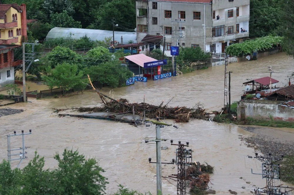 Karadeniz'i sel vurdu