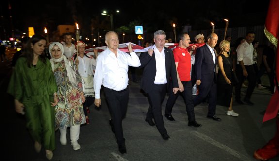 Mehteran eşliğinde Bayrak Yürüyüşü