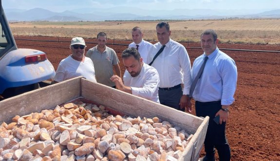Tarım ve Doğal Kaynaklar Bakanı Çavuş, Lefke bölgesindeki üreticileri ziyaret etti