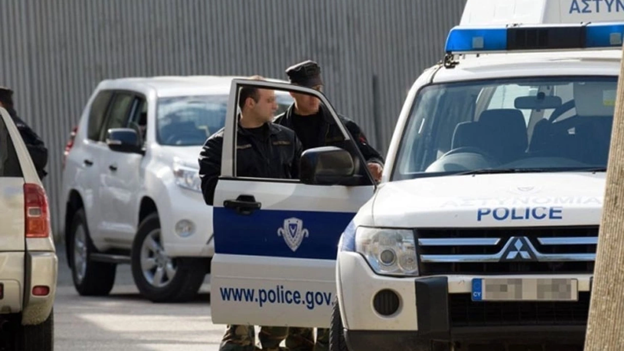 69 yaşındaki Kıbrıslı Türk polise “bıçak çekmekten” gözaltında