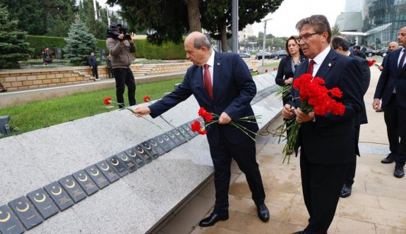 Tatar ve Üstel’den Aliyev’in Anıt Mezarına ziyaret