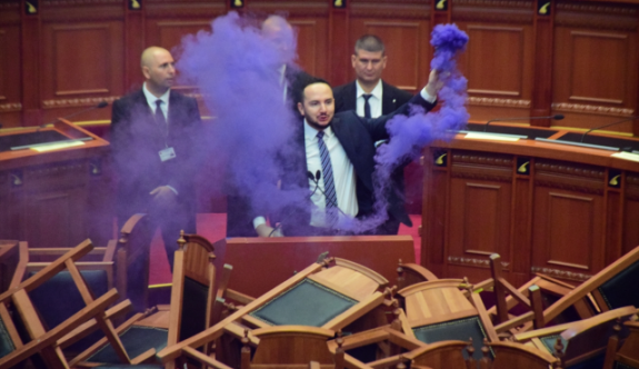 Arnavutluk Meclisi’nde sis bombasıyla müdahale