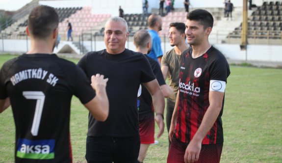 Başkan Mannaş, futbolcularını sahada kutladı