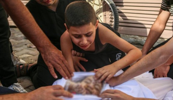 Gazze’de insanlık ölüyor