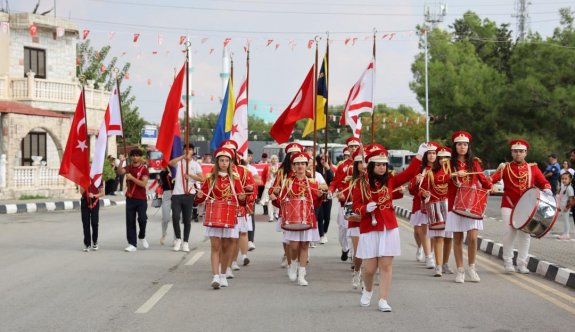 Her yer kırmızı beyaza büründü