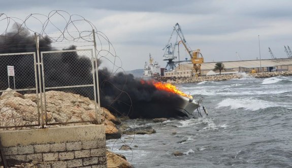 Larnaka Marinasında bağlı 3 motor-yat yandı