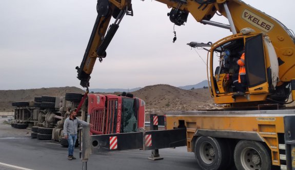 Tır çevre yolunda devrildi.. 1 yaralı