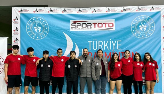 Badminton U15 milli takımı adaya mutlu dönüyor