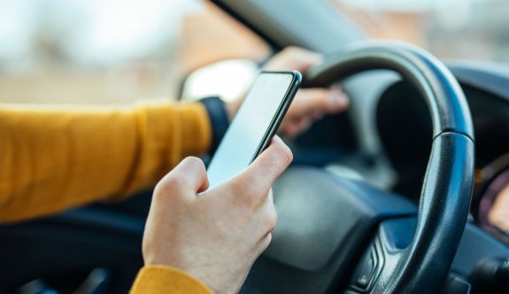 Ölümlü 20 kazadan 11’inin sebebi sürüş sırasında cep telefonu kullanma