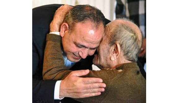 Harmancı ve Jenkins, Yaşlılar Haftası nedeniyle Lefkoşa’daki yaşlı bakımevlerini ziyaret etti
