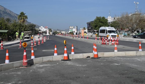 Üstel, Arıklı ile birlikte Alsancak girişine yeni yapılan çember düzenlemesini yerinde inceledi