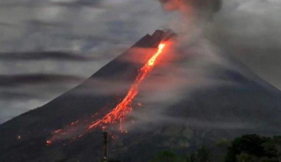 Endonezya'daki Ibu Yanardağı'nda patlama oldu