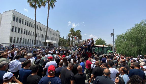 Hayvan Üreticileri Birliği'nin Başbakanlık önündeki eylemine bazı sendikalar, partiler ve örgütler de destek veriyor