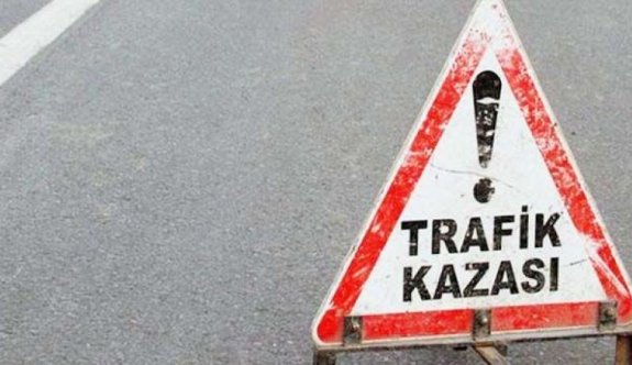 İki aracın çarpıştığı kazada, otobüs durağında bekleyen yaya yaralandı