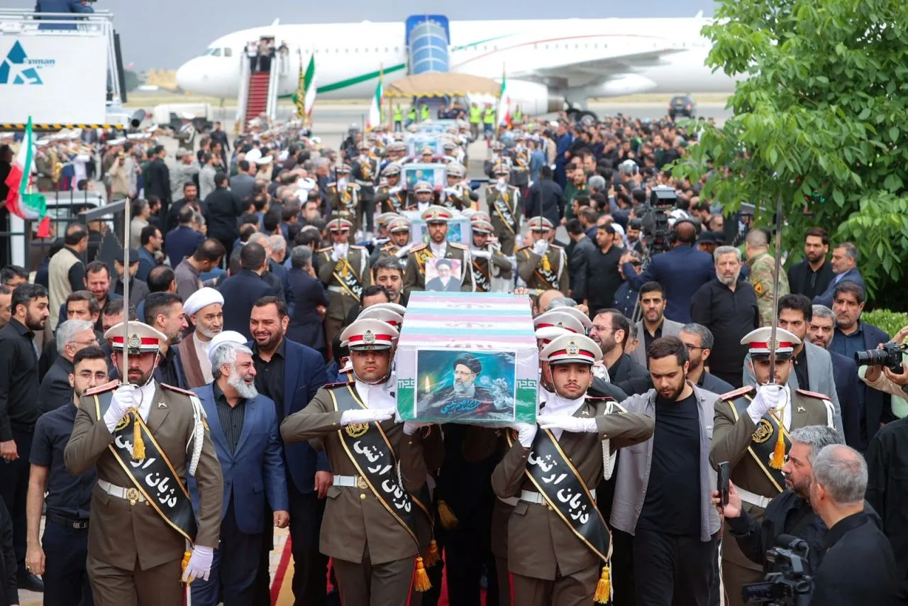 İranlılar Reisi'yi uğurluyor
