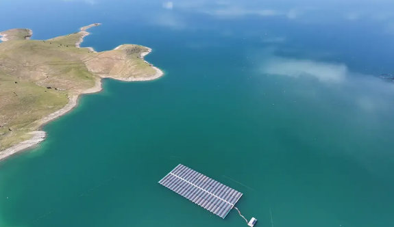 Türkiye'nin ilk yüzer güneş enerjisi santrali, elektrik üretimine haziranda başlıyor
