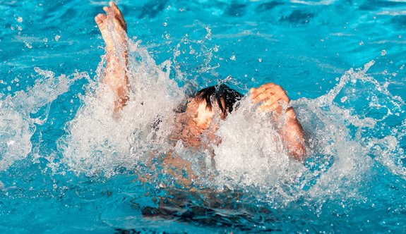 7 yaşındaki çocuk havuzda boğulma tehlikesi atlattı