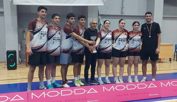 Badminton Gençler Ligi şampiyonu YDÜ