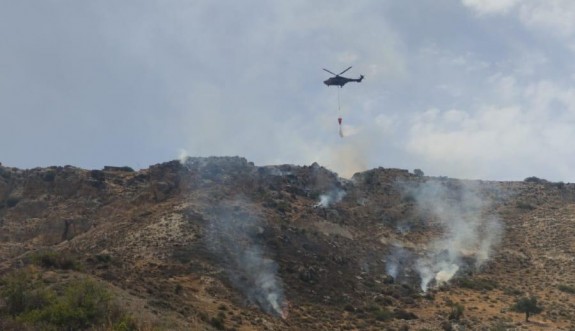 Bağlıköy’deki yangına GKK helikopteriyle havadan müdahale edildi