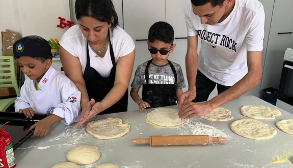 DAÜ’den görme engelli çocuklara özel pizza yapımı atölyesi