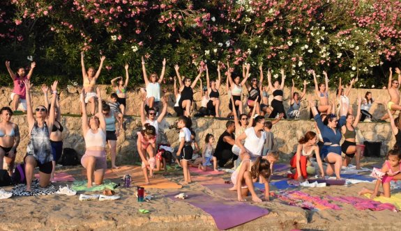 Dünya Yoga Günü, Kervansaray Halk Plajı’nda kutlandı