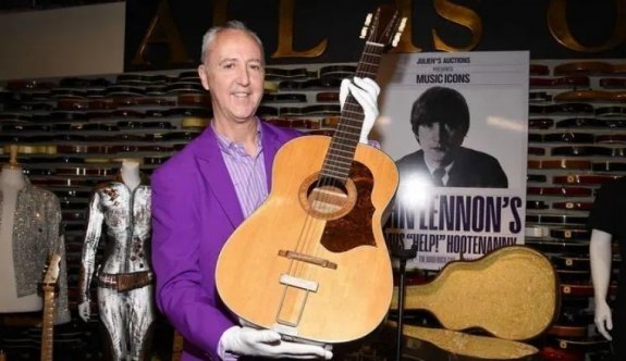 John Lennon'un 50 yıllık kayıp gitarı 2,9 milyon dolara alıcı buldu