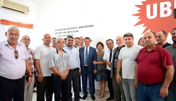 Üstel, Girne’de halk ve partililerle bayramlaştı