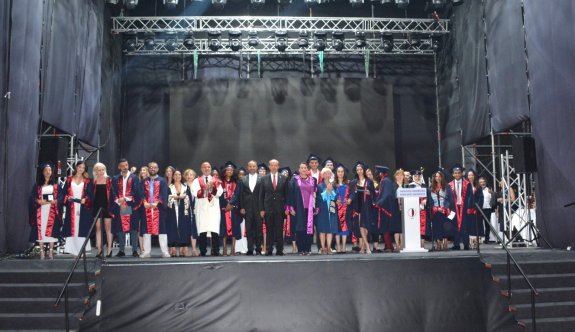 YDÜ MOE Sahne’de, Cumhurbaşkanı Tatar’ın katılımıyla 7 fakülteden 942 öğrenci diplomalarını aldı