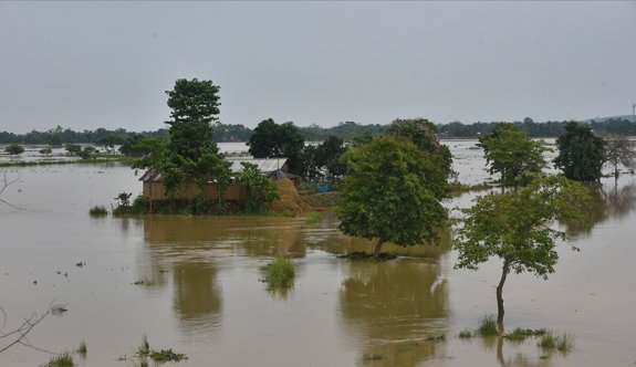 Hindistan'da aşırı yağışların yol açtığı sellerde hayatını kaybedenlerin sayısı artıyor