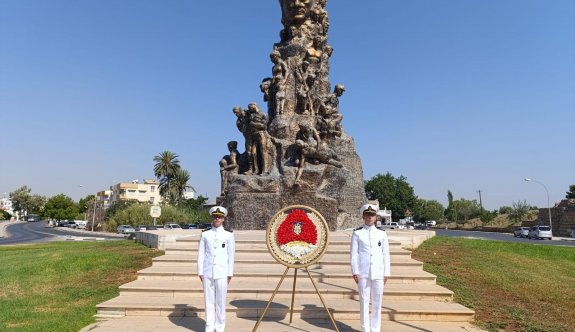 MSÜ öğrencileri Zafer Anıtı’na çelenk koydu