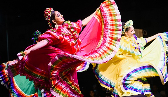 14. Uluslararası Lefkoşa Halk Dansları Festivali başladı