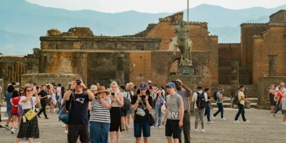 İtalya'da bir antik kentin duvarına yazı yazan turiste 60 bin euro ceza