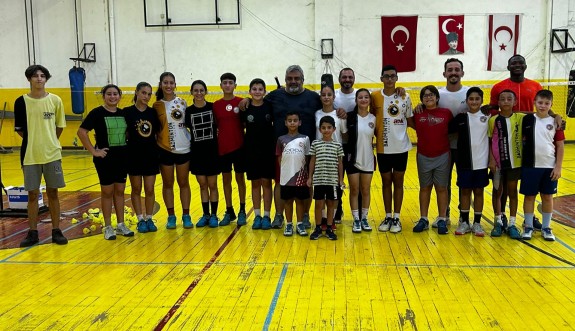 Lefkoşa Badminton Kulübü sporcuları hız kesmiyor