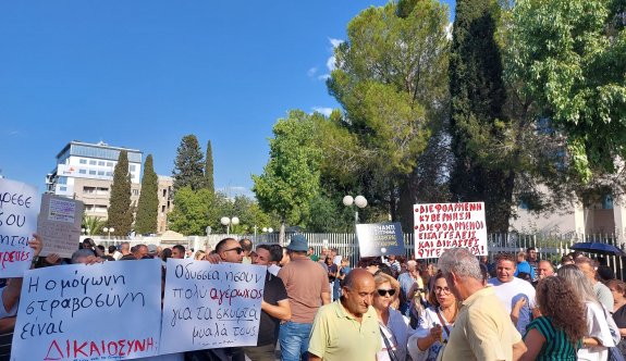 AKEL'den Başkanlık Sarayı önünde protesto eylemi